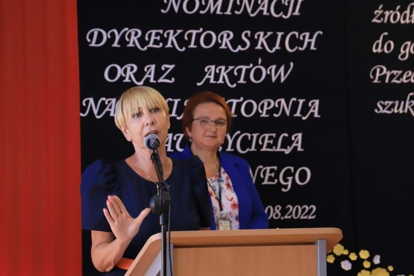 Jolanta Gawarkiewicz, dyrektor SP 5 w Ostrołęce odeszła na emeryturę. Po pożegnaniu, wręczono awanse i nagrody dla nauczycieli 30.08.2022