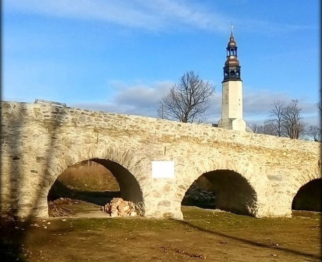 W cza­sach no­wo­żyt­nych wjazd na za­mek od­by­wał się od wscho­du po czte­ro­przęs­ło­wym ka­mien­nym mo­ście. Most został odbudowany