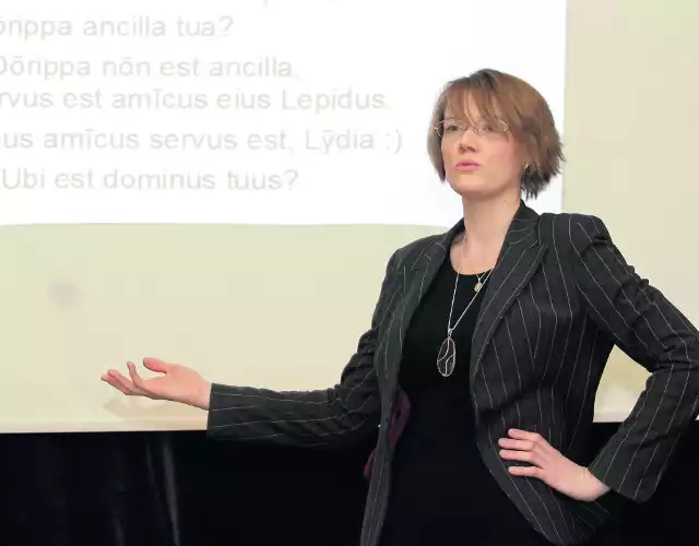 Dr Katarzyna Ochman podczas pokazowej lekcji łaciny we wrocławskim liceum urszulanek