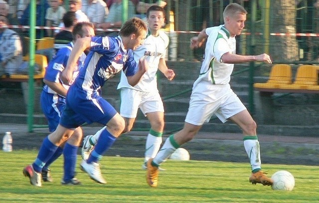 Sylwester Patejuk (z prawej) strzelił już cztery bramki dla Nidy w rundzie wiosennej.