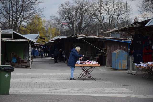 Pustoszejące targowisko przy ul. Łukasińskiego w Nysie.