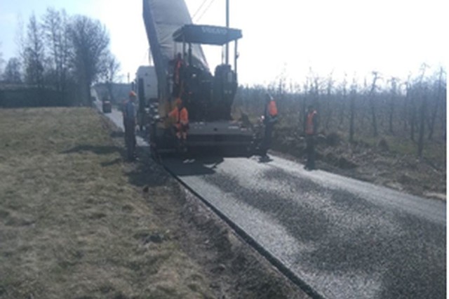 Na drodze w Sadurkach w gminie Błędów jest już układany asfalt.