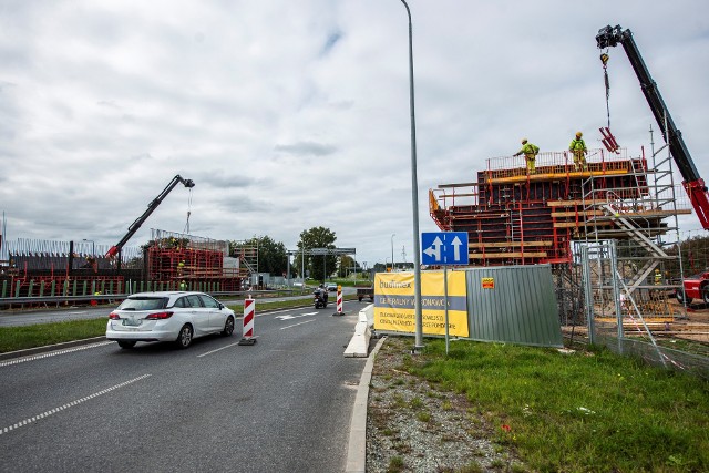 Trasę S-11 na odcinku Koszalin - Bobolice już widać. Owszem, do lania asfaltu jeszcze bardzo daleko, ale drogowcy uwijają się tutaj jak w mrowisku i już rozpoczęli proces stabilizowania podłoża.