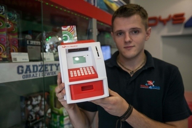 Skarbonka Jak Bankomat Działa Na Kartę Z Pin Em Zdjęcia Express