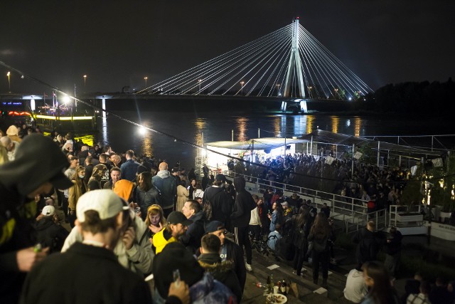 Warszawa: Tłumy na bulwarach i w ogródkach restauracyjnych. Tak warszawiacy świętowali luzowanie obostrzeń