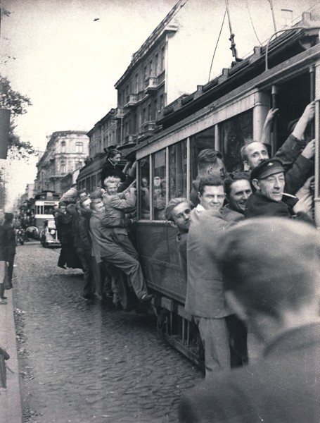 W początkach lat 50. podróżowanie łódzkimi tramwajami nie...