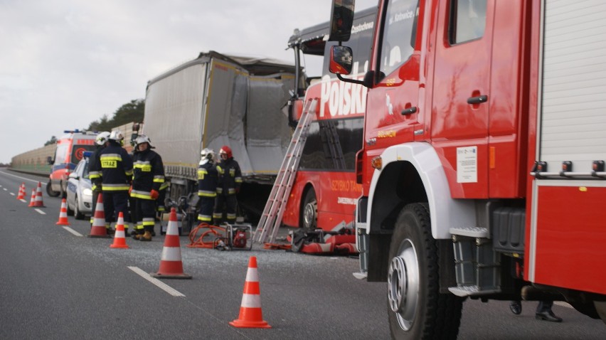 Wypadek Polskiego Busa na A2 koło Skierniewic. Jedna osoba nie żyje, wielu rannych [ZDJĘCIA,FILM]