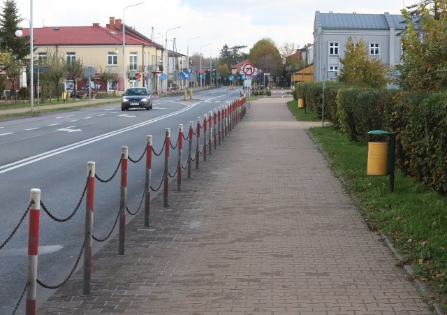 Od soboty, 24 października, cały kraj objęty został czerwoną strefą. Weszły nowe obostrzenia. Pozamykane zostały kawiarnie, baseny i restauracje. Mieszkańcy Zwolenia rzadziej opuszczają swoje mieszkania. Na ulicach panuje niewielki ruch. Sprawdziliśmy jak wygląda centrum miasta w sobotnie popołudnie.Na zdjęciu ulica Wojska Polskiego.>