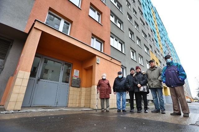 Dziś czynsz w Zaułku Rogozińskim wynosi nawet 52 zł/mkw, co daje horrendalne kwoty przy niewielkich mieszkaniach. Koszmar mieszkańców związany z podwyżkami i eksmisjami ciągnie się od 1999 roku.