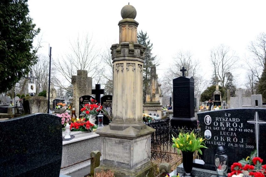 Radom. Wielkanocna kwesta na cmentarzu przy ulicy Limanowskiego na ratowanie zabytkowych grobów. Znamy wynik 