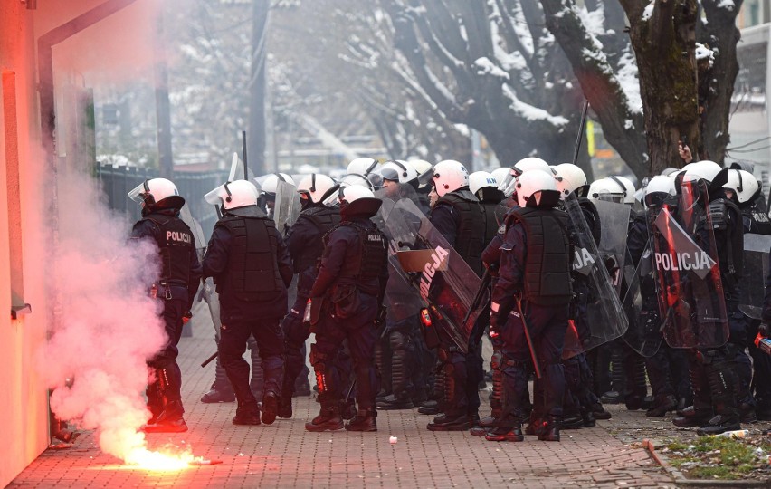 Derby Przemyśla 2022. Starcie kibiców z policją w Przemyślu! Ranni dwaj funkcjonariusze. Zobacz wideo