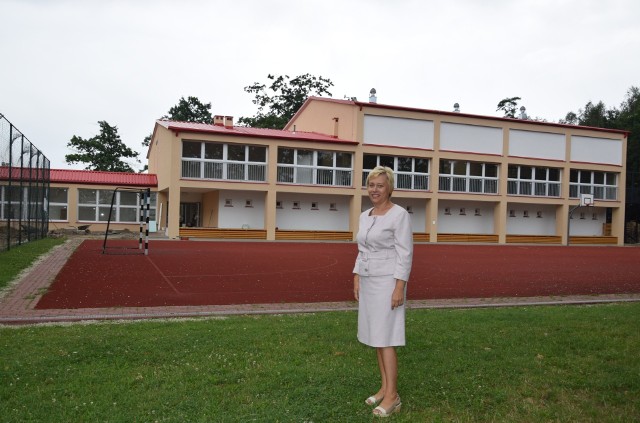 Dyrektor Szkoły Podstawowej w Dziebałtowie Beata Zbróg z dumą pokazuje nową salę gimnastyczną