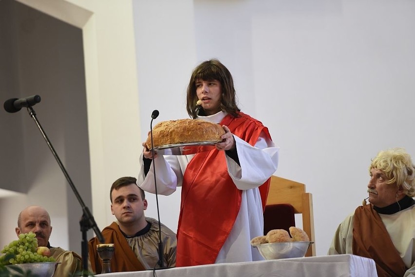 Ponad dwa tysiące osób na Drodze Krzyżowej w Piątkowej [ZDJĘCIA]