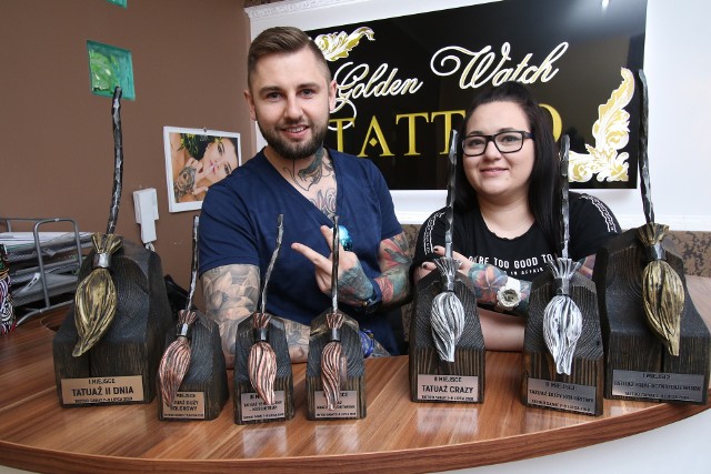 Dwa studia tatuażu z naszego regionu zostały docenione podczas II edycji Festiwalu Tatuażu „Tattoo Sabat”, który w weekend miał miejsce w Domu Środowisk Twórczych w Kielcach. Do Kielc przyjechało 40 tatuażystów z 25 studiów tatuażu z całej Polski. Golden Watch Tattoo zdobyło aż 7 nagród, w tym dwie główne, a Studio Nifren - dwie, z czego jedną główną. Na zdjęciu właściciel Szymon Szumala i Karolina Komendera. >>> ZOBACZ WIĘCEJ NA KOLEJNYCH ZDJĘCIACH 