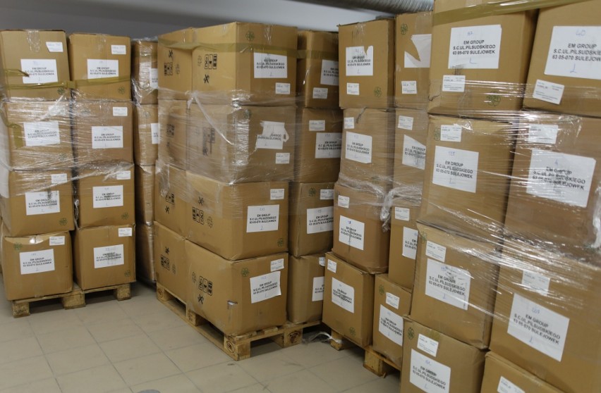 Łącznie dostarczono 19 tys. sztuk fartuchów ochronnych.