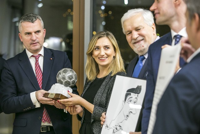 Wieliczka zaprezentowała "Solną Piłkę" dla Roberta Lewandowskiego. Nagroda ta trafi do napastnika reprezentacji Polski i Bayernu Monachium wraz ze specjalnym certyfikatem, a także dyplomem dla Człowieka Roku 2021