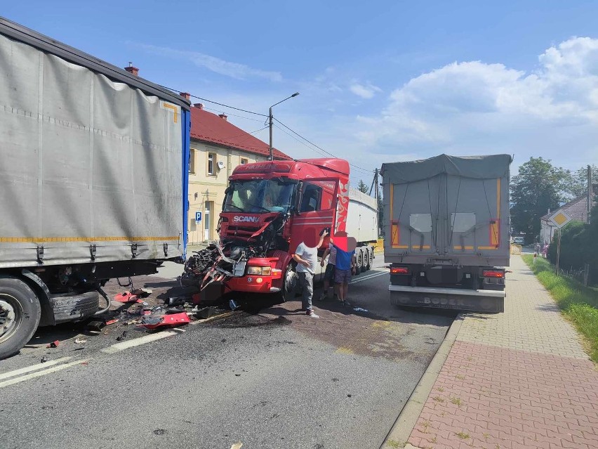 Zderzenie dwóch samochodów ciężarowych na ulicy Bielskiej w...