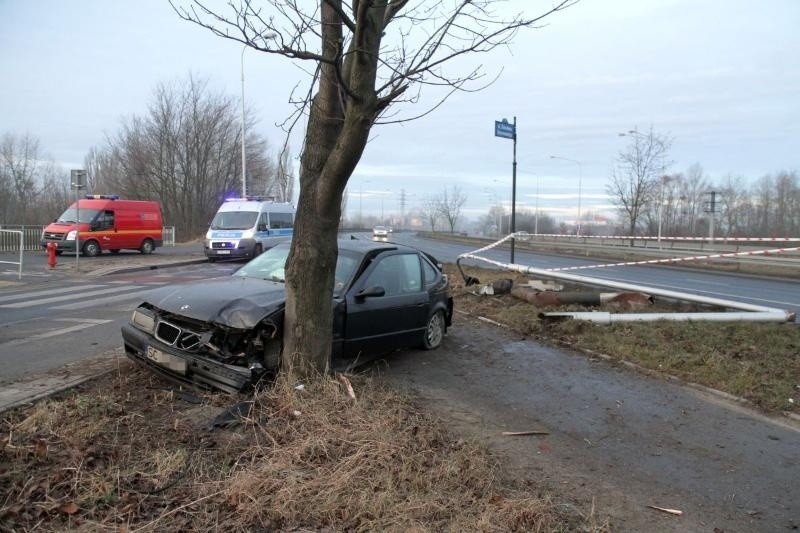 Wypadek na al. Sobieskiego. Pijany kierowca BMW ściął latarnię i uderzył w drzewo (ZDJĘCIA)