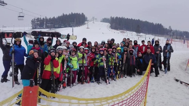 Na przełomie lutego i marca grupa uczniów z Publicznej Szkoły Podstawowej numer 2 imienia Jana Pawła II w Szydłowcu uczestniczyła w obozie narciarskim w Poroninie koło Zakopanego. Jak możemy przeczytać na szkolnym, facebookowym profilu placówki, siódmo- i ósmoklasiści doskonalili swoje narciarskie umiejętności na stokach, natomiast uczniowie klasy czwartej uczyli się jazdy na nartach od podstaw pod opieką profesjonalnych instruktorów. >