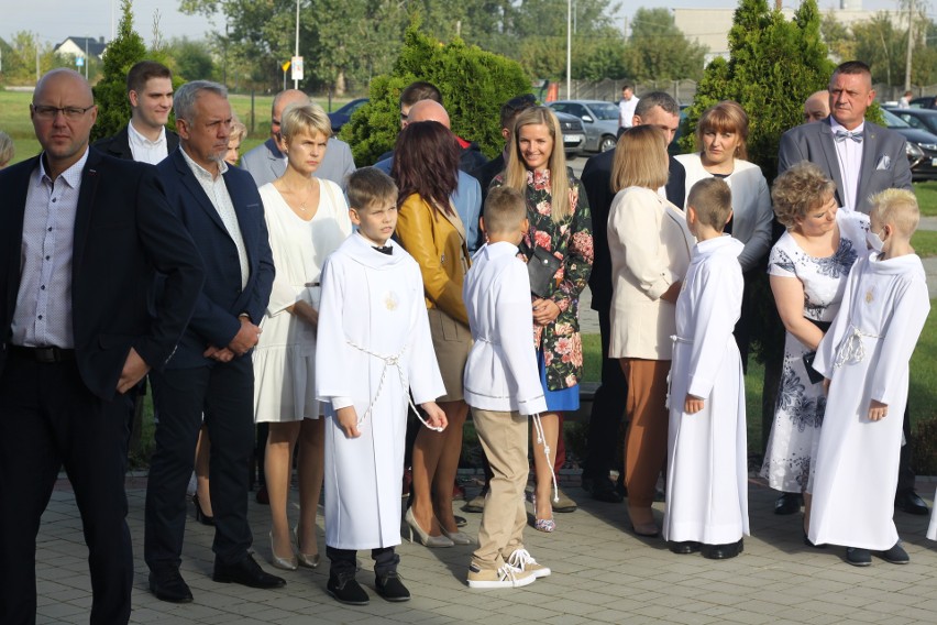 Pierwsza Komunia Święta w parafii pw. św. Brata Alberta w Makowie Mazowieckim. 20.09.2020. Zdjęcia, wideo