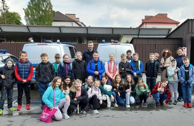 Uczniowie czwartych klas Szkoły Podstawowej nr 1 w Osieku odwiedzili policjantów w komendzie powiatowej w Oświęcimiu