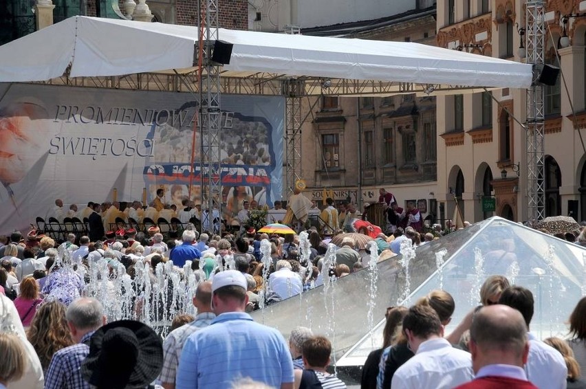 Kardynał Dziwisz apeluje, aby przed wizytą Franciszka znikły miejsca grzechu i zgorszenia [ZDJĘCIA]