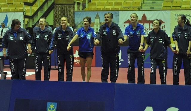 Tenisistki stołowe KTS-u Zamek Tarnobrzeg wraz z trenerem Zbigniewem Nęckiem cieszą się z pierwszego zwycięstwa w Lidze Mistrzyń.