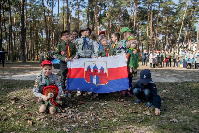 "Mój 1% zostaje w Bydgoszczy" - pod takim hasłem zorganizowano happening w parku przy ulicy Modrzewiowej. Happening miał na celu zachęcić bydgoszczan, by przy rozliczeniu swojego PIT-a, przekazali 1% podatku bydgoskim organizacjom pożytku publicznego. Najważniejsze informacje z Kujaw i Pomorza. Flash Info, odc. 7: