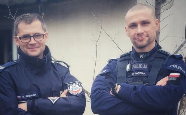 Policjanci z Częstochowy wyciągnęli mężczyznę z płonącego budynku