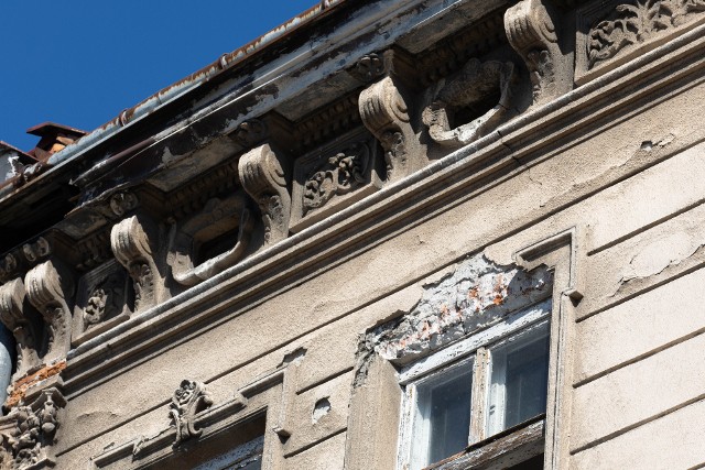 Znad tego okna kamienicy przy ul.  8  Marca 9 w Rzeszowie odpadła sztukateria. Z powodu niemożliwości ustalenia jej właściela kamienica jest w bardzo złym stanie technicznym.