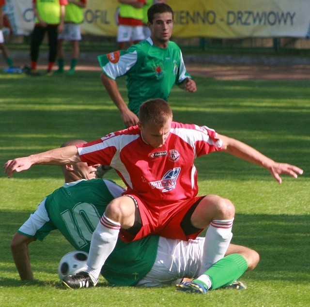 Michał Wirkus z Druteksu-Bytovii w walce o piłkę.