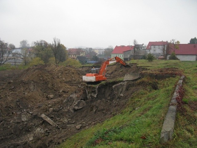 Koparka wyrównuje teren przed budową marketu.