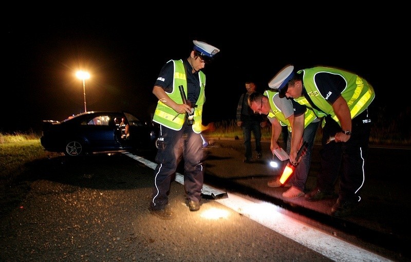 Niestety, bez skutku. Kierowca osobowej mazdy trafił z...