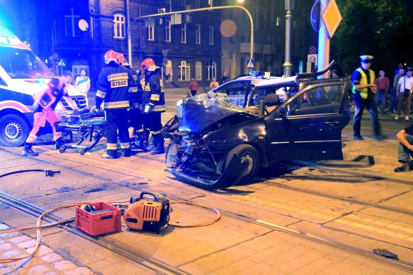 Wypadek na Poniatowskiego. Pijany kierowca uderzył w słup