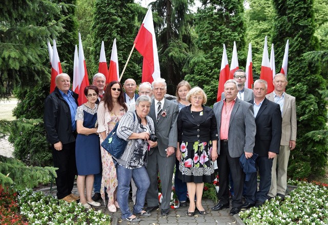 Uroczystość upamiętniająca Polaków zamordowanych przez ukraińskich nacjonalistów podczas rzezi wołyńskiej odbyła się na Skwerze Obrońców Inowroclawia.Delegacje złożyły kwiaty pod znajdującym się tam głazem ku czci Kresowian zamordowanych przez bandy UPA. Tragiczną historię Polaków, którzy padli ofiarą ludobójstwa przypomniał m. in. Józef Owsiany, ze stowarzyszenia Kresowian. Głos zabrał Zbigniew Gedowski. Nie krył żalu, że w takiej uroczystości  nie wzięli udziału przedstawiciele władz miasta, ani osoby, które zamierzają ubiegać  się w wyborach o prezydencki fotel. Uroczystość zorganizowali przedstawiciele PiS i Kresowianie.