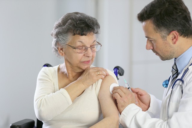 Do tej pory z darmowych szczepień mogli skorzystać seniorzy, którzy borykali się z  przewlekłymi chorobami dolnych dróg oddechowych.