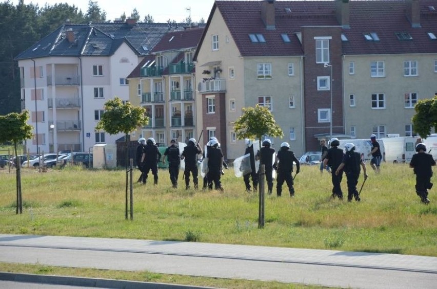 Bójka na meczu Pogoni Lębork z Gwardią Koszalin. 3 policjantów rannych [ZDJĘCIA]