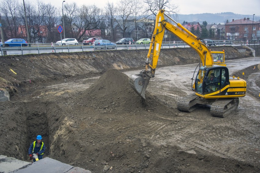 Nowy Sącz. Na moście heleńskim pojawił się zakaz ruchu pieszych, ale piesi i tak przechodzą przez most [ZDJĘCIA, FILM]