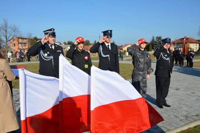 11 listopada mieszkańcy gminy Jedlnia-Letnisko uczcili 103. rocznicę odzyskania przez Polskę niepodległości. Uroczystości rozpoczęły się o godzinie 10 mszą świętą w intencji Ojczyzny w kościele parafialnym, którą odprawił ksiądz proboszcz Andrzej Margas. Następnie mieszkańcy  zgromadzili się na placu 100-lecia Odzyskania Niepodległości, gdzie odbyła się dalsza część uroczystości. Hołd bohaterom walczącym o wolną Polskę złożył wójt gminy Piotr Leśnowolski i wielu mieszkańców.  Na kolejnych slajdach zobaczcie zdjęcia z tej pięknej uroczystości