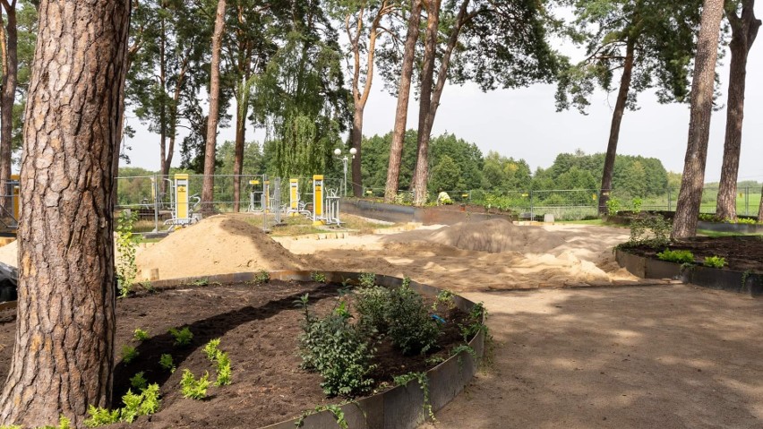 Nowy plac zabaw i urządzanie terenu rekreacyjnego w ośrodku nad jeziorem w Kozienicach. Zobacz zdjęcia
