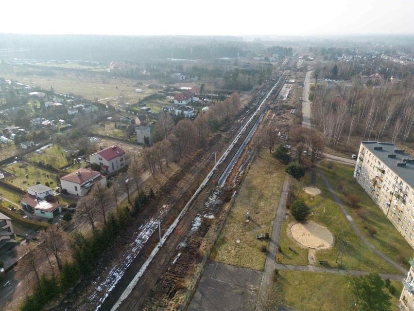 Powstaje nowy peron w Porębie, który będzie obsługiwał trasę...