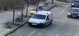 Ostrołęcka policja szuka kierowcy dostawczego citroena, który uszkodził bramę posesji na ul. Mazowieckiej