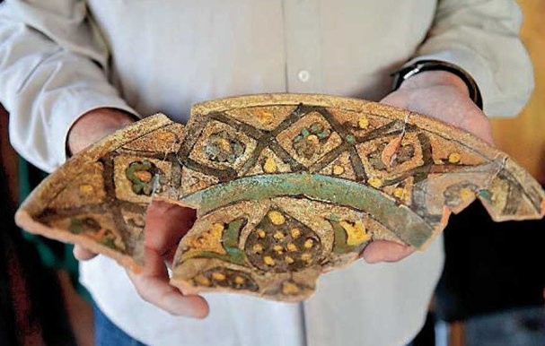 Fragment talerza datowany na drugą połowę XVI wieku. Jedno ze znalezisk odkrytych w tym roku w rejonie ulicy Towarowej