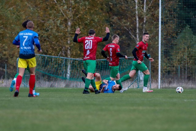 Piłkarze ze Śniadowa (czerwono-zielone stroje) mogą pokrzyżować plany liderowi z Łomży