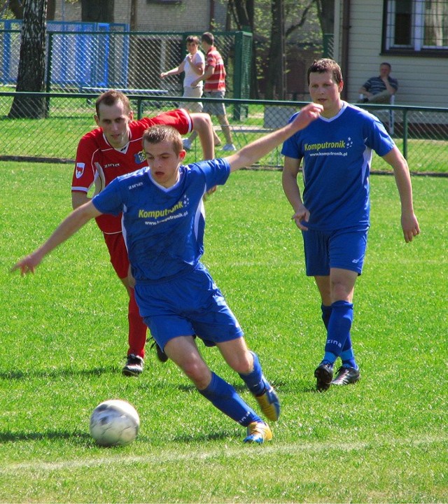 Młodzi piłkarze Puszczy (w niebieskich strojach, przy piłce Piotr Żabiński) poczuli wiosną, że dorosła piłka stawia wysokie wymagania.