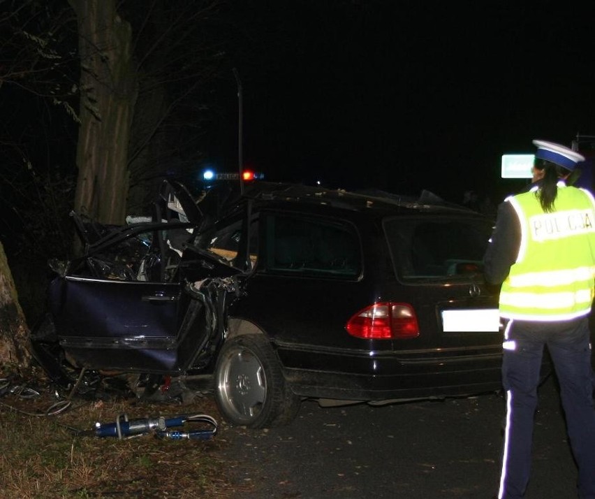 41-letni kierowca mercedesa zjechał na pobocze i uderzył w...