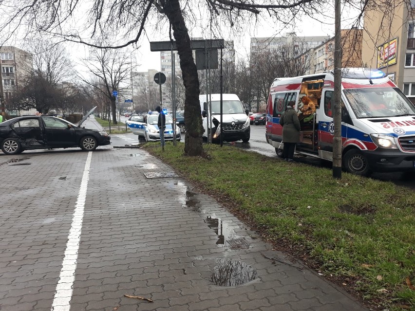 Wypadek na Szczepinie. Jedna osoba została ranna (ZDJĘCIA)