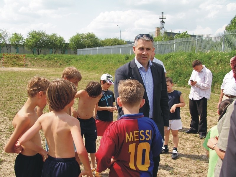 Z najmłodszymi piłkarzami spotkał się poseł Piotr Tomański,...