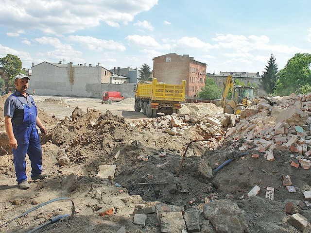Pracami przy budowie Orlika, przy SP nr 9, kieruje Szczepan Chojnacki z kwidzyńskiej firmy "Krajobraz i Ogród"