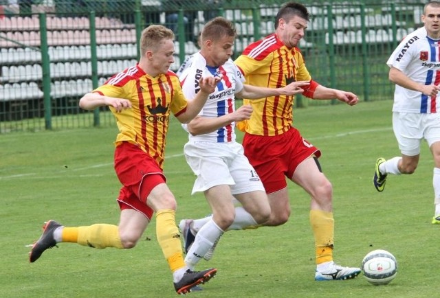 Bartosz Malinowski z Granatu (w środku) w walce o piłkę z Michałem Wrześniewskim  (z lewej) i Arturem Lenartowskim. 